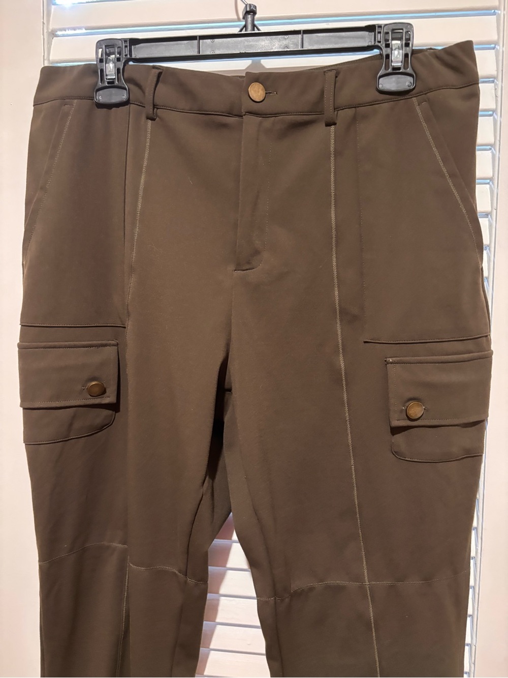 HALARA Women's Cropped Cargo Pants in olive green - Picture 2 of 4